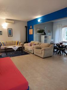 uma sala de estar com dois sofás e uma mesa em Holiday Home with free parking by the beach em Brela