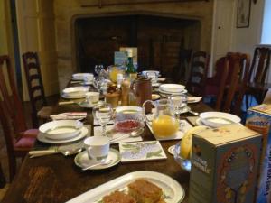 een tafel met borden en een doos erop. bij Lower Severalls Farmhouse in Crewkerne