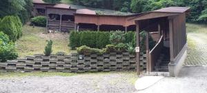 a garden with a building with a bunch of plants at Sand-Hof 