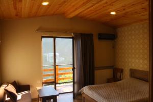 1 dormitorio con cama y ventana con vistas en Likani-house's Cottage en Borjomi
