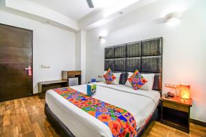 een slaapkamer met een groot bed in een kamer bij FabHotel Cameron in New Delhi