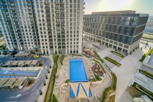 Výhled na bazén z ubytování Graceful 1BR at Park Heights Dubai Hills MBR City by Deluxe Holiday Homes nebo okolí