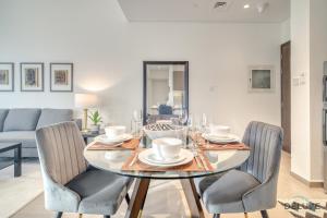 Posezení v ubytování Graceful 1BR at Park Heights Dubai Hills MBR City by Deluxe Holiday Homes