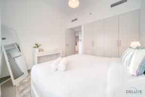 Postel nebo postele na pokoji v ubytování Graceful 1BR at Park Heights Dubai Hills MBR City by Deluxe Holiday Homes