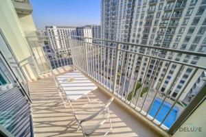 Bazén v ubytování Graceful 1BR at Park Heights Dubai Hills MBR City by Deluxe Holiday Homes nebo v jeho okolí