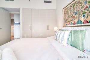 Postel nebo postele na pokoji v ubytování Graceful 1BR at Park Heights Dubai Hills MBR City by Deluxe Holiday Homes