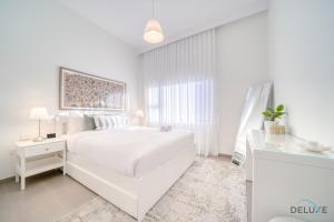 Postel nebo postele na pokoji v ubytování Graceful 1BR at Park Heights Dubai Hills MBR City by Deluxe Holiday Homes