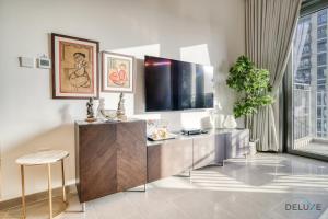 TV a/nebo společenská místnost v ubytování Graceful 1BR at Park Heights Dubai Hills MBR City by Deluxe Holiday Homes