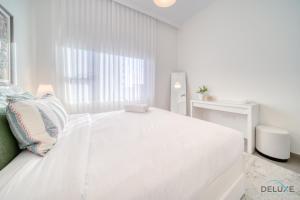 Postel nebo postele na pokoji v ubytování Graceful 1BR at Park Heights Dubai Hills MBR City by Deluxe Holiday Homes