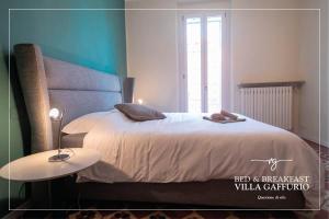 een slaapkamer met een bed en een bijzettafel bij Villa Gaffurio in Bergamo