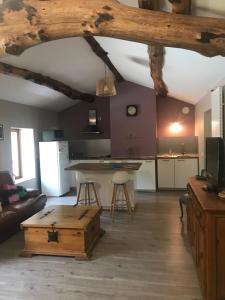 sala de estar con mesa y cocina en Le grenier de l Aigoual en Valleraugue