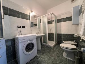 Um banheiro em JOIVY Oreste s Apartment