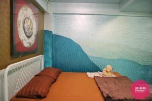 Ліжко або ліжка в номері Sirikarn Apartment