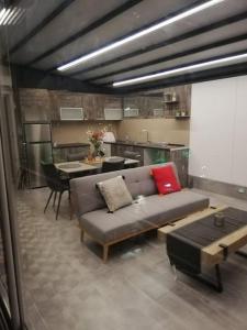 salon z kanapą i stołem w obiekcie CASA TONIA w mieście Marathi