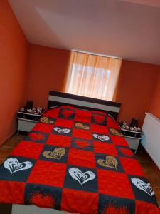Un dormitorio con una cama con un edredón con corazones. en Studio Legend, en Pucioasa