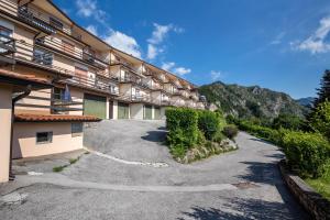 Vista arial de um edifício com uma entrada em Wohnung mit grandiosem Ausblick em Tremosine Sul Garda