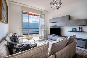 uma sala de estar com dois sofás e uma televisão em Wohnung mit grandiosem Ausblick em Tremosine Sul Garda