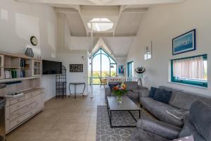 ein Wohnzimmer mit Sofa und Tisch in der Unterkunft Grimaud 185 - Kustpark Village Scaldia in Hoofdplaat + 46 Fotos