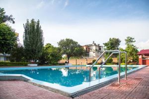 Swimmingpoolen hos eller tæt på Siddhartha Sunny Resort, Surkhet