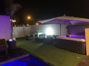 Fotografia z galérie ubytovania Loue Palavas Maison 160m2 avec piscine chauffée et jacuzzi à 2 pas de la plage et du centre ville v destinácii Palavas-les-Flots
