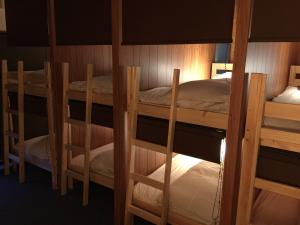 Tempat tidur susun dalam kamar di TSUDOI guest house