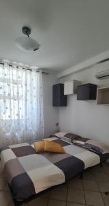 1 dormitorio con 2 camas grandes en una habitación en Casa Romanzi en Capri