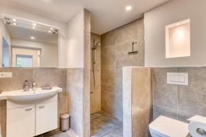 a bathroom with a sink and a shower at Haus Kleemann E24 in Norderney