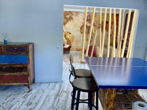 een blauwe tafel en twee stoelen in een kamer bij La Casita in Ventas de Zafarraya