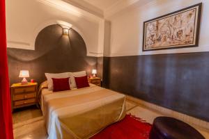 Postel nebo postele na pokoji v ubytování Riad Espoir, Riad de charme en exclusivité dans la médina de Marrakech