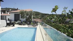 uma piscina em frente a uma casa em Casas do Aidro em Freches