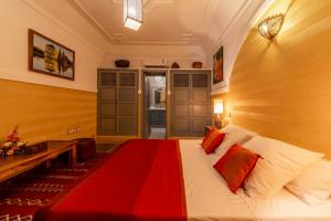 Postel nebo postele na pokoji v ubytování Riad Espoir, Riad de charme en exclusivité dans la médina de Marrakech