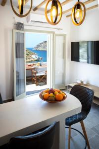 Posezení v ubytování Droufakos’ home, Lux seafront apartment w. View