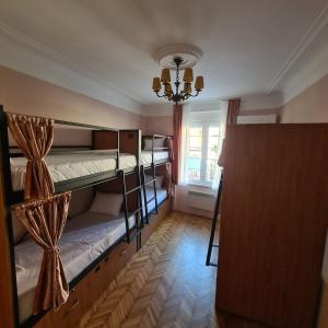 貝爾格勒的住宿－Up Hostel，客房设有两张双层床和一扇窗户。