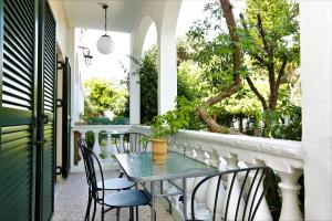 an outdoor patio with a table and chairs at Terranova beach apartment -Rose in Ipsos