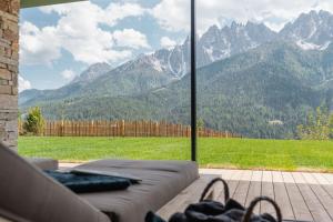 Vista generica sulle montagne o vista sulle montagne dall'interno dell'hotel