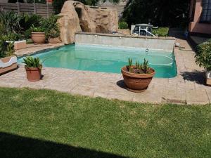 Piscina de la sau aproape de Garden Cottage