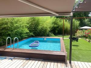 a small swimming pool with a raft in a backyard at Les Terrasses in Lavérune