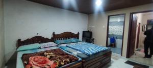 Tempat tidur dalam kamar di Munnar happy holidayss