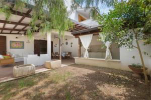 ein Bild eines Hauses mit einer Terrasse in der Unterkunft Villino Pepe Rosa by BarbarHouse in Torre dell'Orso