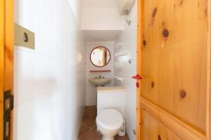 ein kleines Badezimmer mit Toilette und Waschbecken in der Unterkunft Villino Pepe Rosa by BarbarHouse in Torre dell'Orso