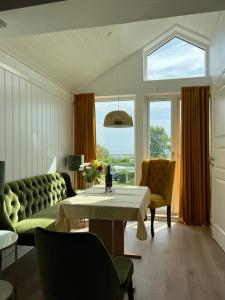 un soggiorno con un divano e un tavolo di Hotel Kommandørgården a Rømø Kirkeby