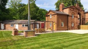 Foto de la galería de Oulton Park Lodge en Little Budworth