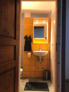 La salle de bains est pourvue d'un lavabo et d'un miroir. dans l'établissement Casa-do-Mar, à Madalena