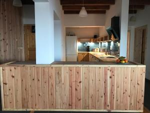 una cocina con una barra de madera con fruta. en Casa-do-Mar, en Madalena