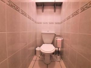 A bathroom at Studio Les Menuires, 1 pièce, 4 personnes - FR-1-452-7