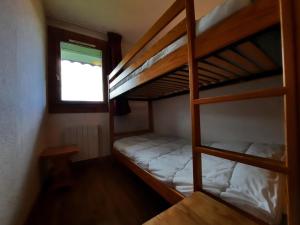 Ce dortoir comprend 2 lits superposés et une fenêtre. dans l'établissement Appartement Les Menuires, 4 pièces, 8 personnes - FR-1-452-79, aux Menuires