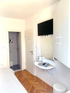 Televízia a/alebo spoločenská miestnosť v ubytovaní Apartments Nikola Stipišić