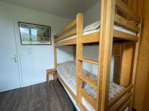 Łóżko lub łóżka piętrowe w pokoju w obiekcie Studio Les Menuires, 1 pièce, 4 personnes - FR-1-452-48