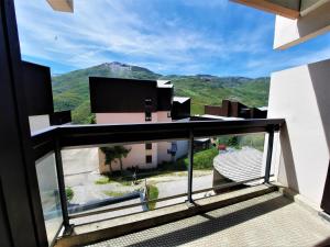 een balkon met uitzicht op een huis bij Studio Les Menuires, 1 pièce, 3 personnes - FR-1-452-50 in Les Menuires