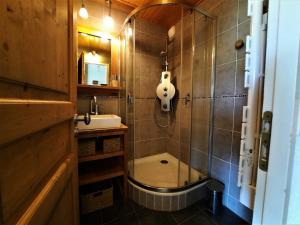uma casa de banho com um chuveiro e um lavatório. em Appartement Les Menuires, 2 pièces, 5 personnes - FR-1-452-93 em Les Menuires